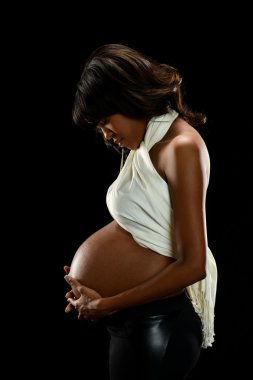 Genç Siyah Kadın hamile.