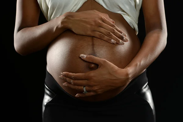 Nahaufnahme einer schwangeren schwarzen Frau — Stockfoto