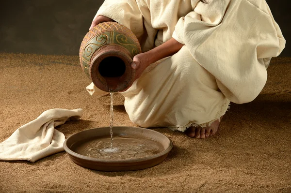 Jesús derramando agua — Foto de Stock