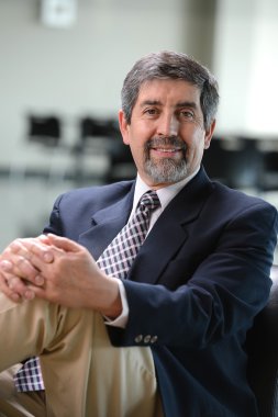 işadamı bir binanın içinde