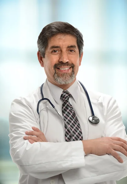 Maturo medico ispanico — Foto Stock