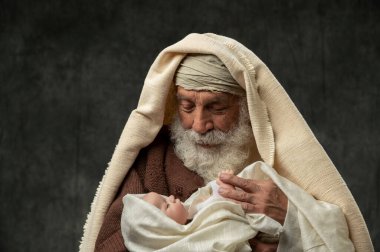 Simeon, Bebek İsa 'yı karanlık bir arka plana karşı kollarında tutuyor.