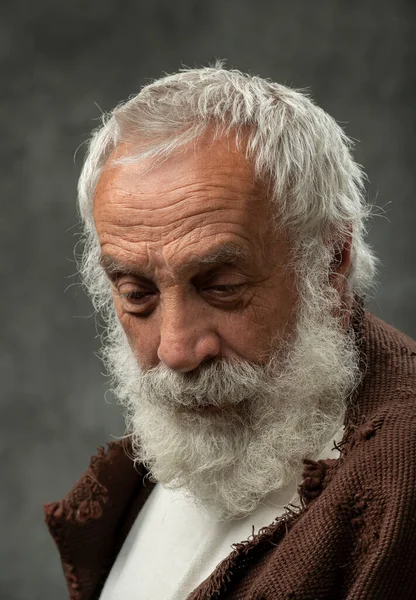 Старий Бородатий Чоловік Портрет Дивлячись Вниз Одягаючи Старий Одяг — стокове фото
