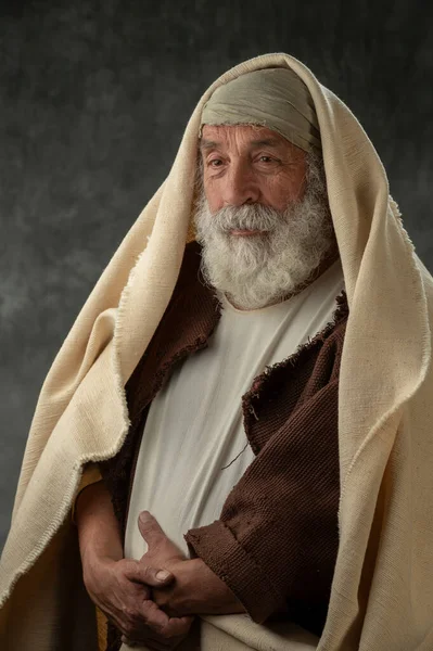 Retrato Homem Velho Com Traje Antigo Isolado Fundo Escuro — Fotografia de Stock