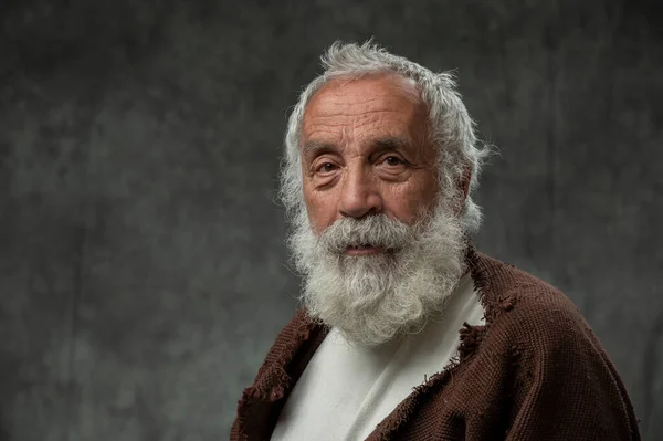 Retrato Hombre Viejo Barba Wirth Atuendo Antiguo Sobre Fondo Gris Imagen de stock