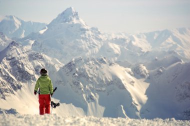 dağlarda Snowboarder