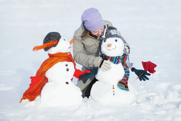 Fille avec bonhomme de neige — Photo