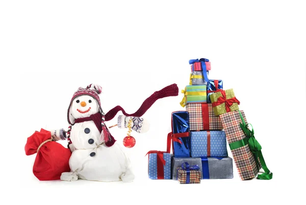 Bonhomme de neige heureux avec des cadeaux — Photo