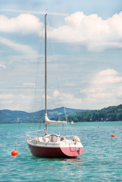 Yacht at the lake — Stock Photo, Image