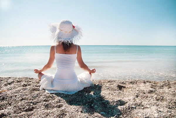 Mulher meditando — Fotografia de Stock