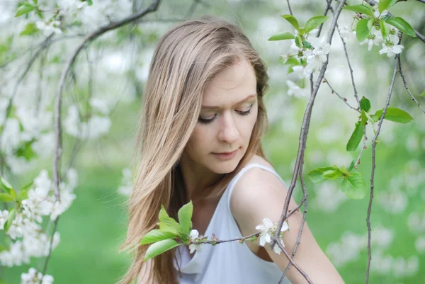 春の庭で美しいブロンドの女の子 — ストック写真