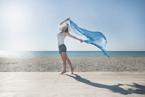 Sexig tjej på stranden — Stockfoto