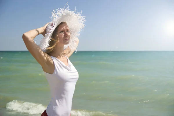Sexig tjej med hatt på stranden — Stockfoto