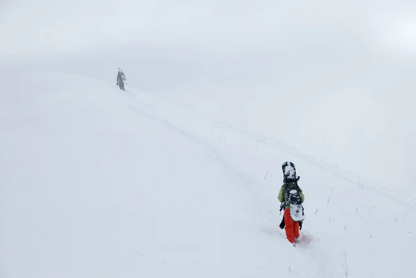 Snowboarder escalada — Fotografia de Stock