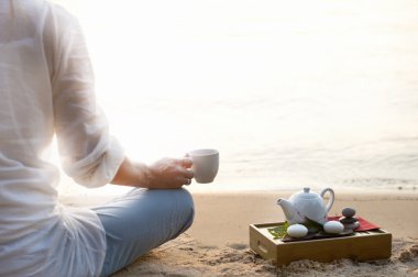 Deniz kenarında meditasyon kadın