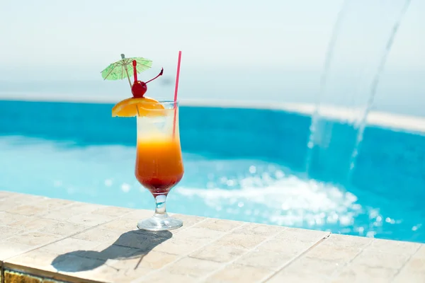 Cocktail in het zwembad — Stockfoto