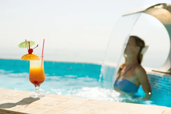 Woman in swimming pool — Stock Photo, Image