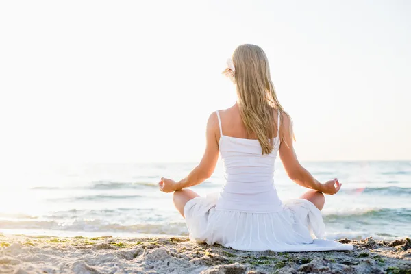 Woman meditating — Stock Photo, Image