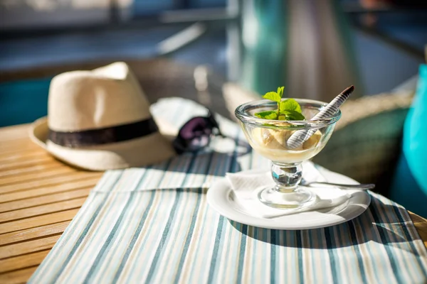 Vanille-ijs op een houten tafel — Stockfoto