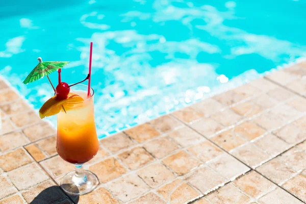 Cocktail nära poolen Stockfoto