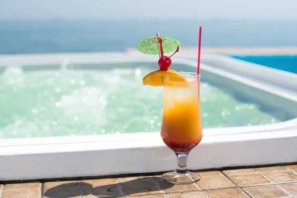 Cocktail perto da piscina — Fotografia de Stock