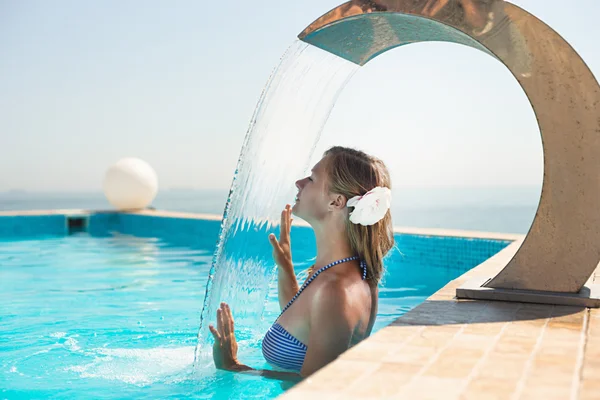 Attrayant jeune femme rafraîchir dans la piscine — Photo