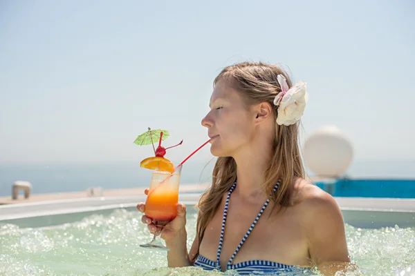Woman drinking tropical cocktail — Stock Photo, Image