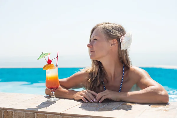 Woman drinking tropical cocktail — Stock Photo, Image
