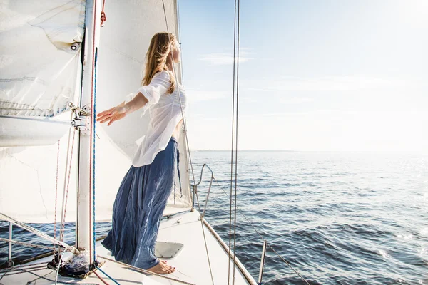 Woman staying on sailboat — Stock Photo, Image