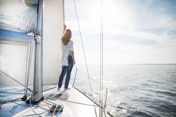 Mujer alojada en velero — Foto de Stock