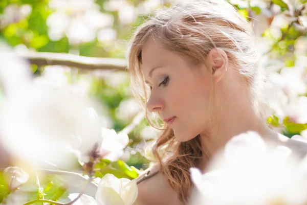 Vackra våren flicka med blommor — Stockfoto