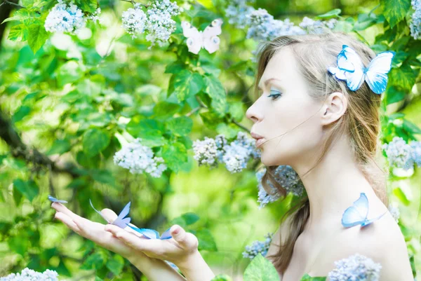 Hermosa chica de primavera con flores — Foto de Stock