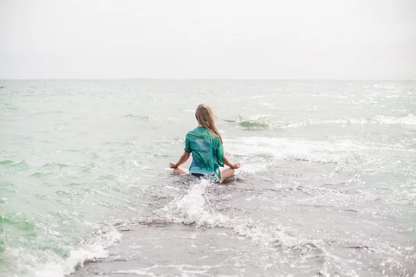 Fiatal nő meditáció a tengeren — Stock Fotó