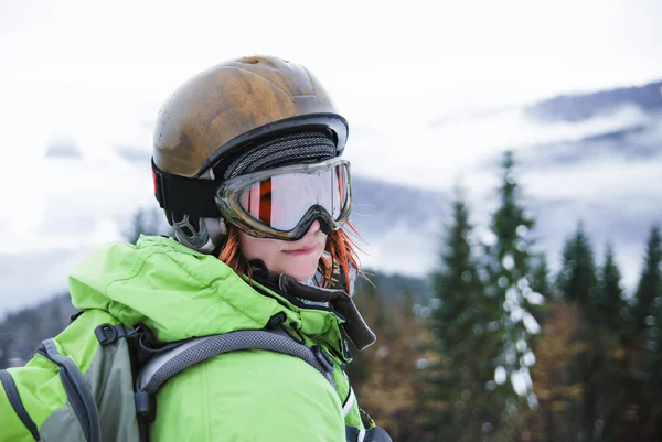 Retrato de uma snowboarder fêmea — Fotografia de Stock