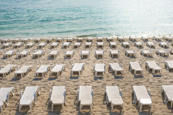 Solstolar på stranden — Stockfoto