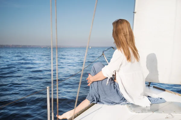 Vrouw zitten op zeilboot — Stockfoto