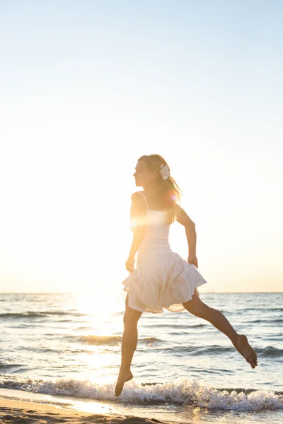 Sexy meisje op het strand — Stockfoto