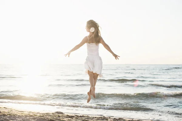 Sexy fille sur la plage — Photo