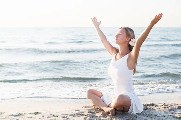 Meditação jovem mulher na praia — Fotografia de Stock