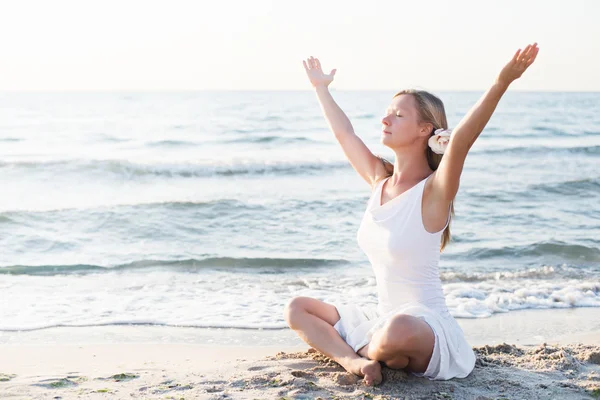 Meditación de mujer joven en la playa —  Fotos de Stock