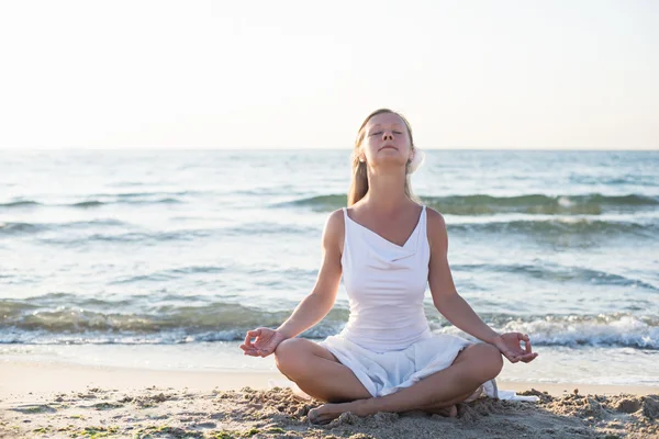 Meditación de mujer joven en la playa —  Fotos de Stock