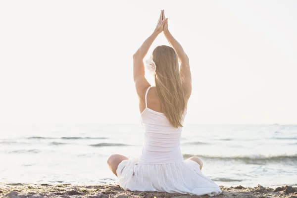 Fiatal nő meditáció a strandon — Stock Fotó