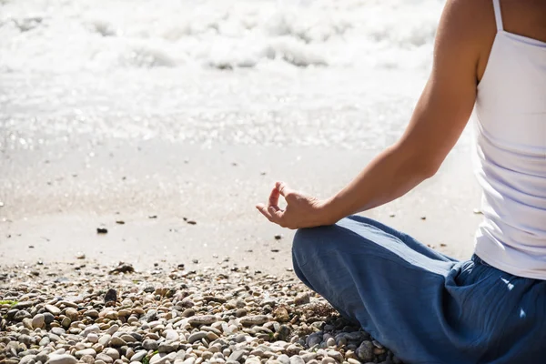 Young woman meditation on the beach — Stock Photo, Image