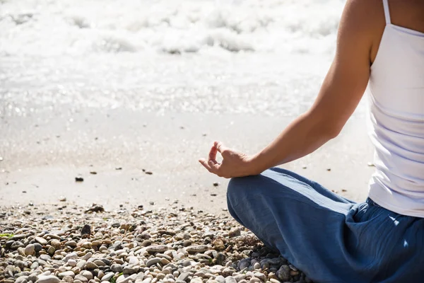 Meditación de mujer joven en la playa — Foto de Stock