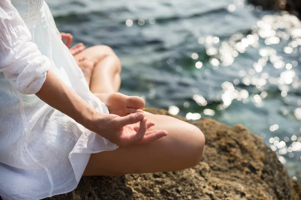 Mujer meditando en el mar —  Fotos de Stock