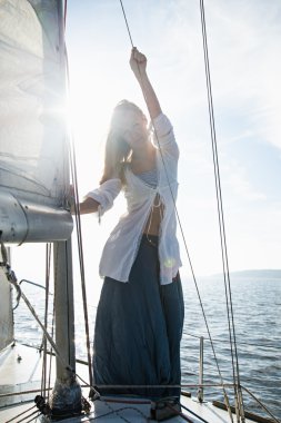 Yelkenli üzerinde kalan kadın