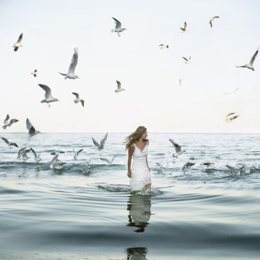 güzel kadın ve seaguls Beach