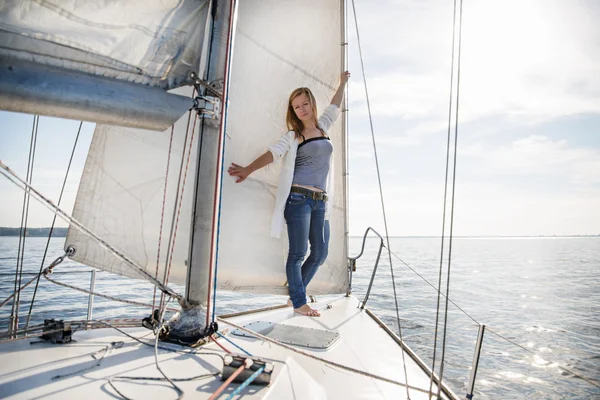 Woman staying on sailboat — Stock Photo, Image