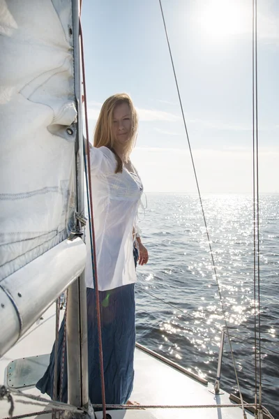 Mulher ficar no veleiro — Fotografia de Stock