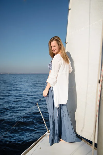 Vrouw verblijft op zeilboot — Stockfoto